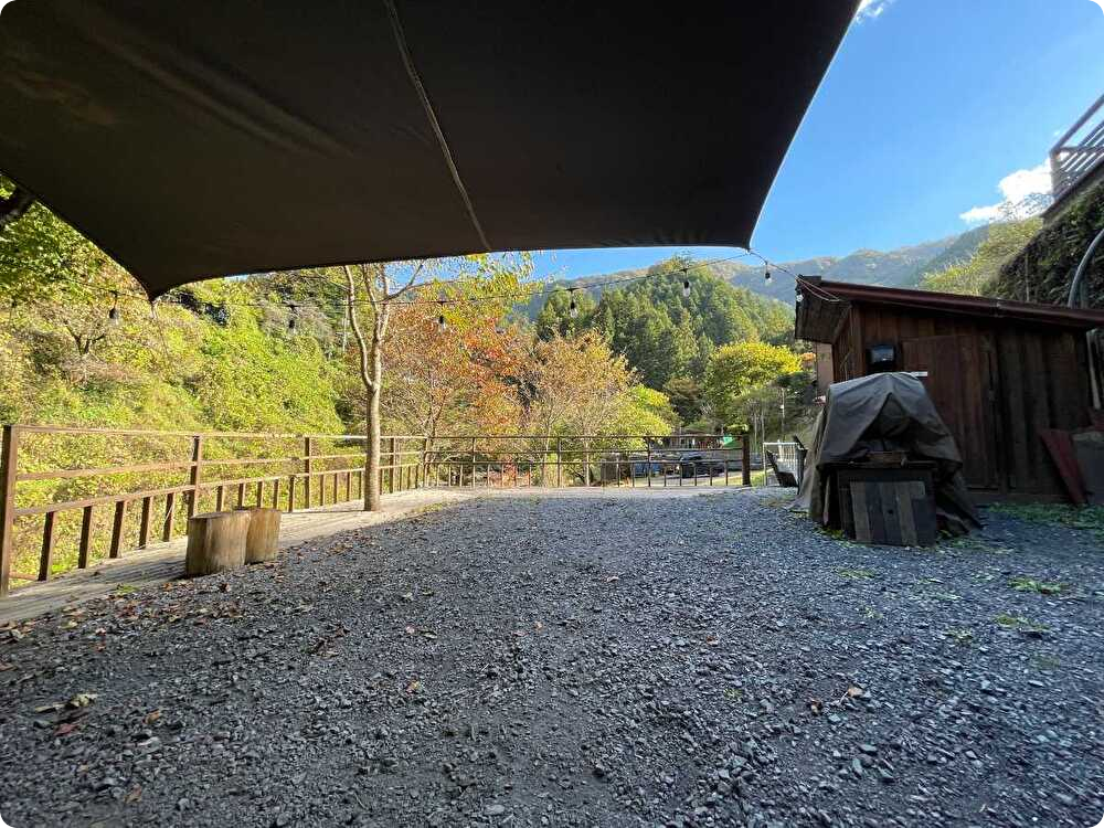 貸切キャンプ場にタープを張った様子