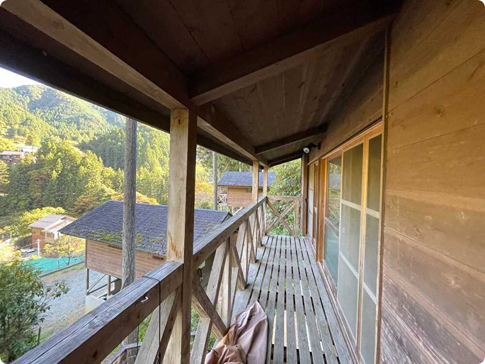 大型コテージ11号棟 エントランス・バルコニー