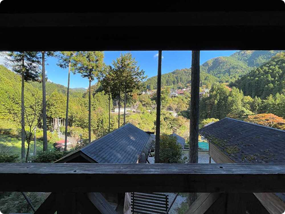 バルコニーから眺める檜原村の景色