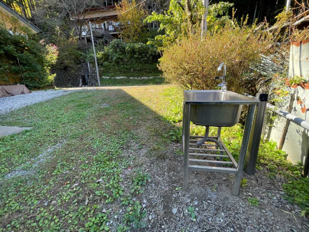 コテージNo.7駐車場、炊事場