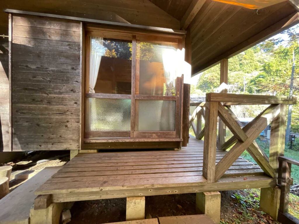 コテージNo.8ウッドデッキ